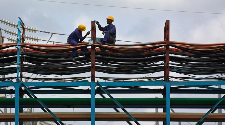 Workers maintain the thermal power station at Takoradi, Ghana. (Jonathan Ernst, World Bank)