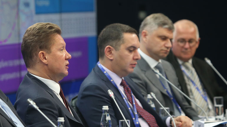 Peter Stewart (far right) with Alexei Miller (far left) at SPIEF. (Gazprom)