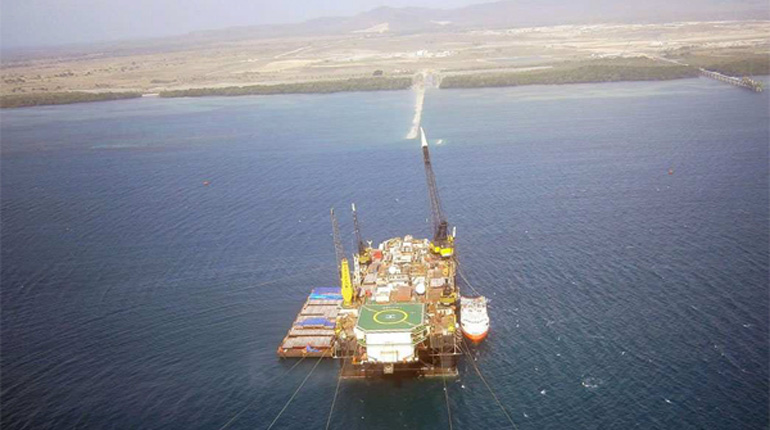 The Semac 1 vessel laying the offshore pipeline for PNG LNG in 2011. (ExxonMobil)
