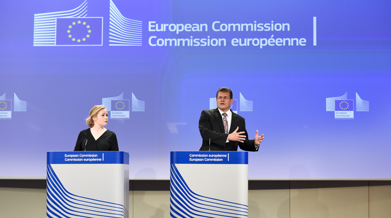 EC spokesperson Anna-Kaisa Itkonen and Commissioner Maroš Šefcovic at an energy union briefing in May. (EC)