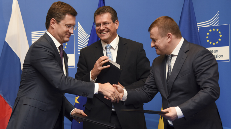 Novak (left) and Demychysn (right) shake on the winter package protocol, brokered by the EC’s Šefcovic. (EC)