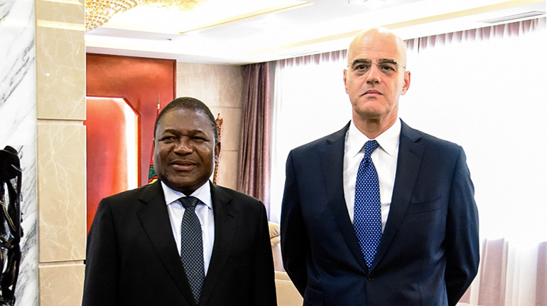 Eni Chief Executive Claudio Descalzi and Mozambique President Filipe Nyusi in May 2015. (Eni)