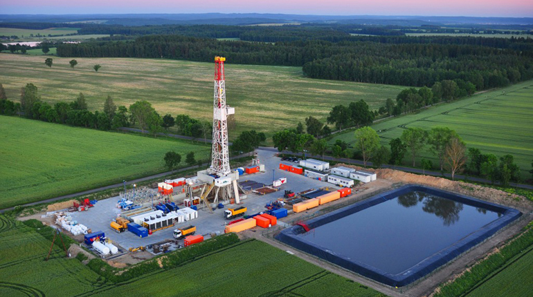 A shale drilling rig in Poland. Many IOCs have given up on fracking in the country. (3Legs)