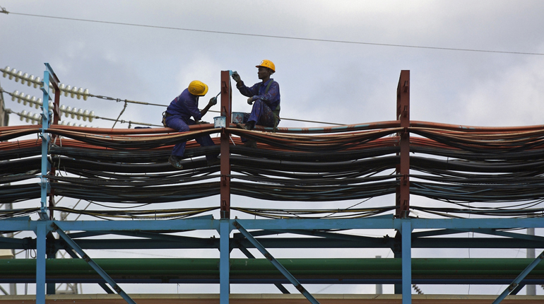 Workers at a Ghanaian power plant. Ivory Coast is linked to Ghana’s electricity network. (Jonathan Ernst/World Bank)