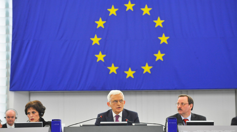 Jerzy Buzek, centre, is rapporteur of the proposed ‘solidarity law’. (European Parliament)