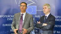 MEPs Giovanni La Via (left) and Ivo Belet from the European Parliament's ENVI committee at a press briefing following the MSR vote. (EP)