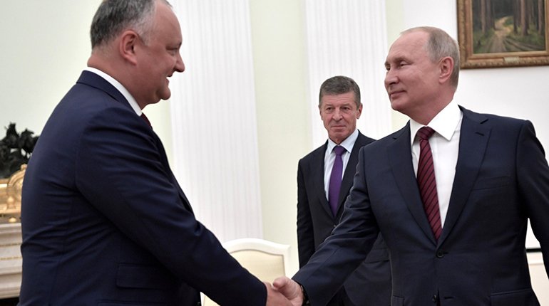 Moldovan President Igor Dodon (left) with Russian President Vladimir.