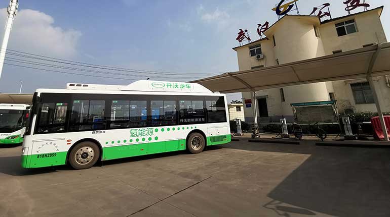 A hydrogen bus at a bus stop in China.