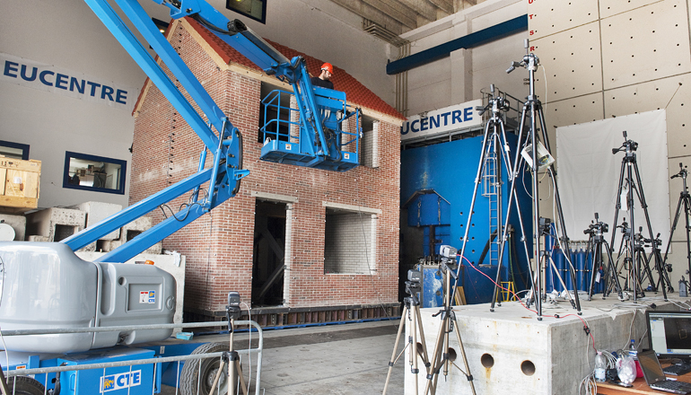 Dutch engineers carry out earthquake tests
