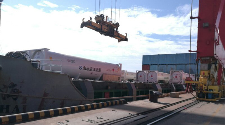 LNG container tanks being loaded at a Chinese port